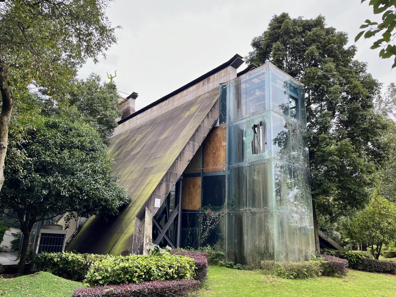 Derelist building in Qingchengshan